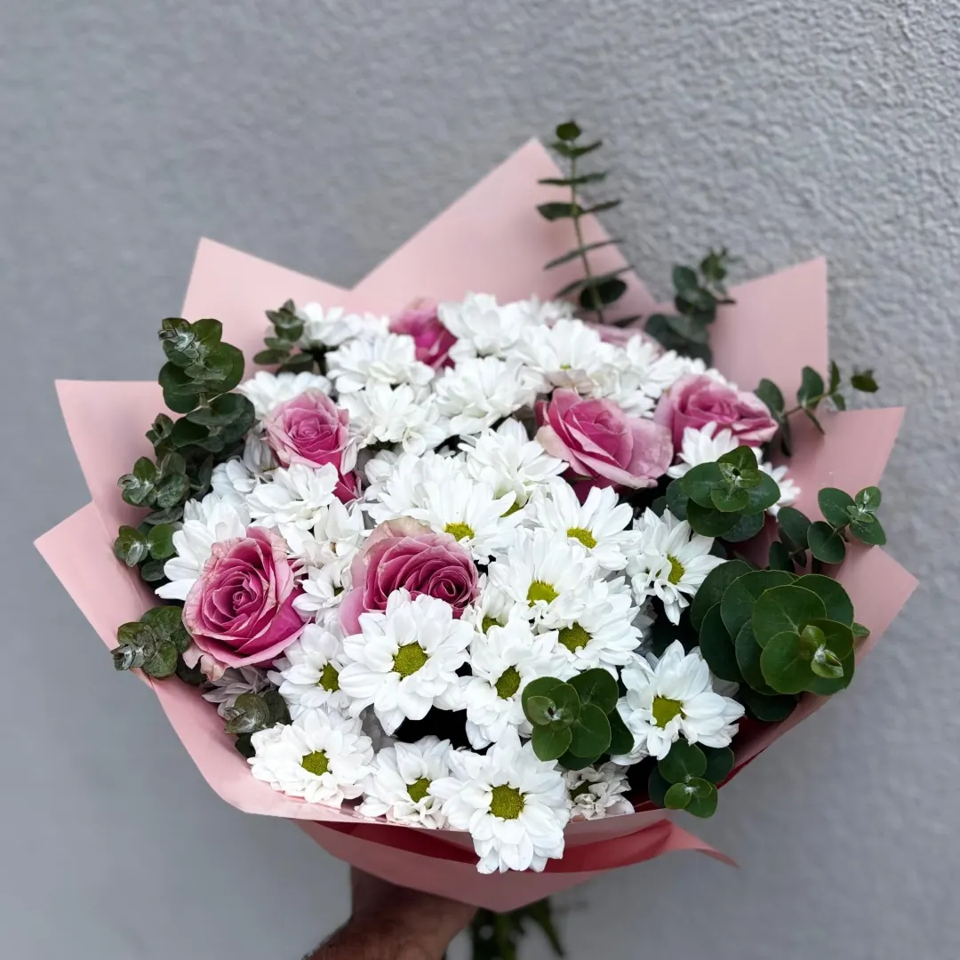 Pembe gül ve papatyalar